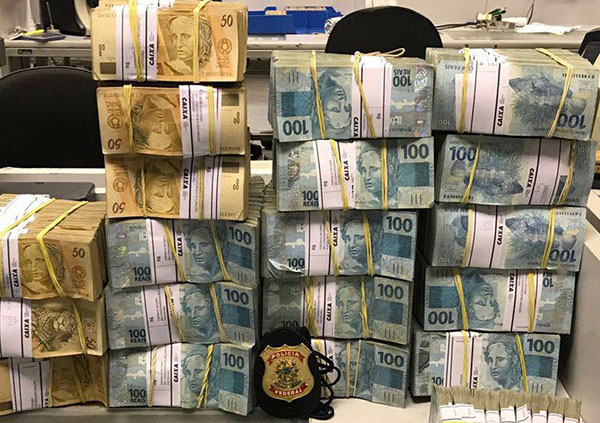 Aécio Neves está proibido de ter contato com outros investigados e teve o passaporte apreendido.